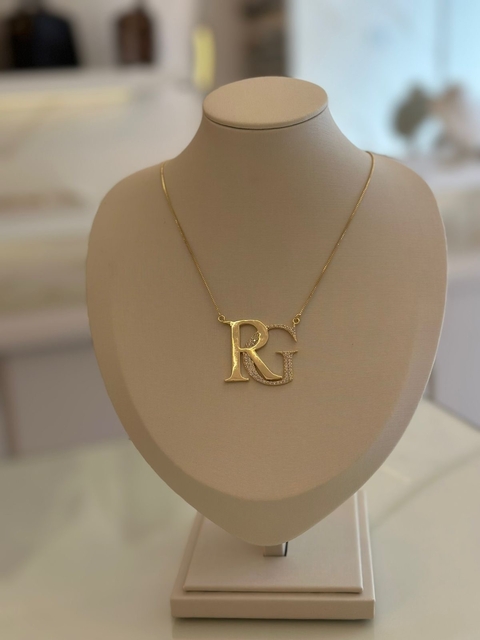 Colar monograma cravejado