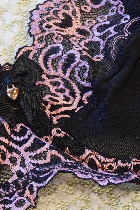 CONJUNTO DE LINGERIE PRETO E ROSA RENDA COM ARO SEM BOJO CALCINHA COM TIRAS E FIO