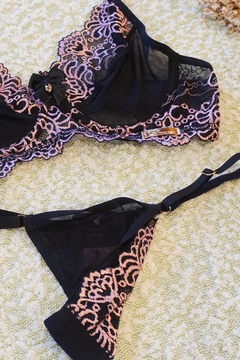 CONJUNTO DE LINGERIE PRETO E ROSA RENDA COM ARO SEM BOJO CALCINHA COM TIRAS E FIO na internet
