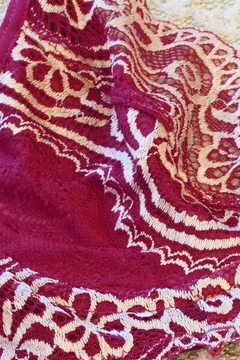 CONJUNTO DE LINGERIE ROSA E CREME RENDA COM ARO SEM BOJO CALCINHA COM FIO DUPLO - comprar online