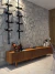 Conjunto painel Liso + rack de 3 gavetas com detalhes em madeira maciça 3 medidas diferentes - Casa Sua Móveis