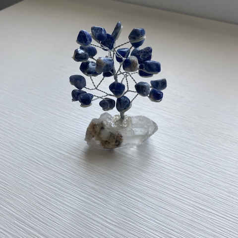 árvore de cristal com sodalita azul - Edição table