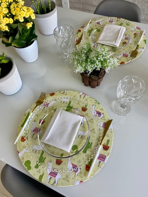 Kit com 2 lugares (capas sousplat + guardanapos) - Lhama