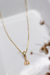 Colar banhado a ouro 18k com pingente em formato de peixe, delicado e elegante.