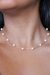 Colar de pérolas Alice M banhado a ouro 18k, exibido em um modelo.