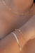 Pulseira Jess de Bolinhas Banhada a Ouro 18K adornando o pulso, com detalhes em bolinhas. Ao fundo, um colar banhado a ouro 18K.