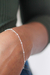 Pulseira Jess de Veneziana com bolinhas em prata 925, destacando-se no pulso de uma pessoa.