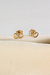 Brinco infantil em formato de corações, banhado a ouro 18k, com detalhes delicados.