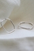 Brincos em prata 925 com design quadrado, um em forma de losango e outro retangular, sobre um fundo claro.