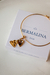 Bracelete relicário pequeno coração com até duas fotos banhado a ouro 18k, com detalhe de coração aberto e logotipo da marca Bermalina.