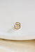Piercing fake dois fios lisos banhado a ouro 18k, com detalhes em preto, sobre fundo branco.