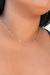 Colar Jess com bolinhas, banhado a ouro 18k, exibido no pescoço de uma pessoa.