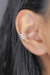 Imagem de um piercing fake triplo liso em prata 925, posicionado na orelha de uma pessoa.