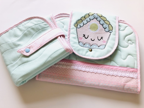 necessaire porta fraldas e lenço umedecido com trocador