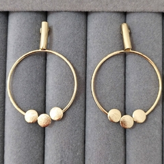 Brinco Argola Grande Enfeite bolinhas Banhado Ourro - APTA Moda e Acessórios
