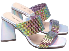 Sandália Tamanco Salto Largo com Enfeite Prateado na internet