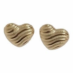 Brinco Coração Desenhado Banhado Ouro 18K