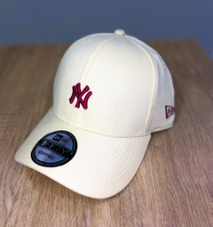 Boné New Era NewYork Yankees - Mini Logo - Bege C/ Vinho