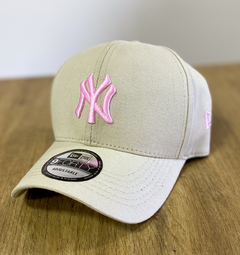 Boné New Era NewYork Yankees - Bege C/ Rosa