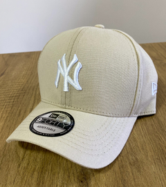 Boné New Era NewYork Yankees - Bege C/ Branco