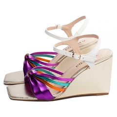 Brilho e Conforto em Cada Passo - Sandália Feminina Anabela Plataforma com Salto de 9cm Dourado - comprar online