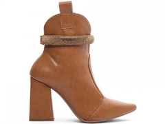 Bota Bico Fino Cano Médio Salto 9cm - Elegância e Conforto em Napa Caramelo com Detalhes Dourados - comprar online