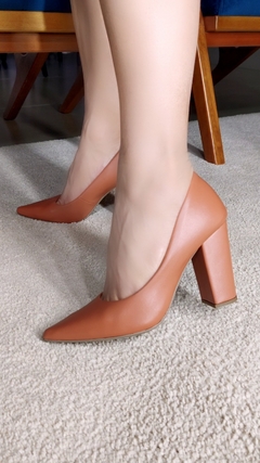Scarpin Tradicional Salto 9cm - Elegância e Glamour em Caramelo