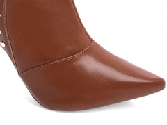 Charme Natural com Brilho Dourado – Bota Bico Fino Caramelo – Salto 9 cm