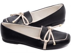 Elegância e Conforto em Harmonia - Mocassim Feminino Rasteiro com Laço - Napa Off White e Preto