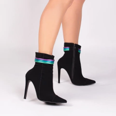 Bota Bico Fino Salto 12 Cano Médio - Sofisticação e Altura em Nobuck Preto com Detalhes Coloridos na internet