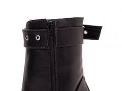 Bota Bico Fino Cano Médio - Estilo e Conforto em Preto com Detalhes Prateados