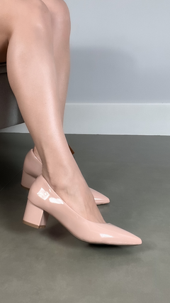 Scarpin Tradicional Luxo - Salto 5cm Grosso Verniz Bege - comprar online