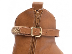 Bota Bico Fino Cano Médio Salto 9cm - Elegância e Conforto em Napa Caramelo com Detalhes Dourados na internet