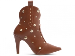 Essência Elegante em Caramelo – Bota Bico Fino com Apliques Dourados – Salto 9 cm - Calcadospravc | Loja de Calçados