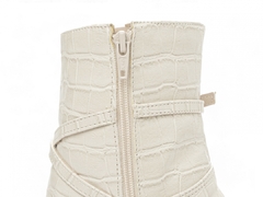 Bota Bico Fino Cano Médio Salto 9cm em Off White