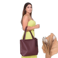 Bolsa SANTUCCI Feminina Rebite Grande Chocolate - loja online