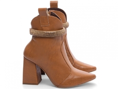 Bota Bico Fino Cano Médio Salto 9cm - Elegância e Conforto em Napa Caramelo com Detalhes Dourados