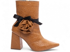 Bota Bico Fino Cano Médio Salto 9cm - Elegância e Conforto em Caramelo - loja online