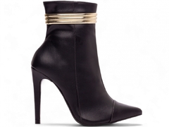 Bota Bico Fino Salto 12 Cano Médio - Sofisticação e Altura em Napa Preto com Detalhes Dourados - comprar online