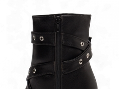 Bota Bico Fino Cano Médio - Sofisticação e Conforto em Preto com Detalhes Prateados