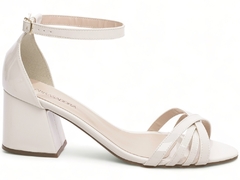 Sandália Verniz Rose com Fivela Dourada - Salto Grosso 7cm em Verniz Off White - Arrasadora na internet