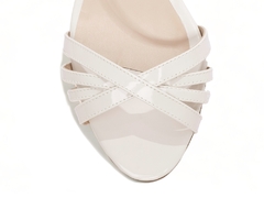 Sandália Verniz Rose com Fivela Dourada - Salto Grosso 7cm em Verniz Off White - Arrasadora