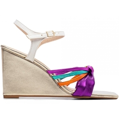 Brilho e Conforto em Cada Passo - Sandália Feminina Anabela Plataforma com Salto de 9cm Dourado - comprar online