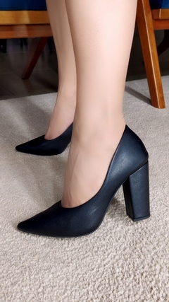 Scarpin Tradicional Salto 9cm - Elegância e Glamour em Preto