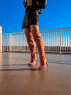 Bota Over Bico Fino Cano Alto Salto 9cm Camurça Caramelo - Elegância e Conforto em Cada Passo na internet