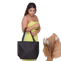 Bolsa SANTUCCI Feminina Rebite Grande Preta - Calcadospravc | Loja de Calçados