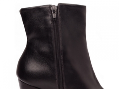 Elegância e Conforto Definidos: Bota Preta com Zíper Salto 9cm - comprar online