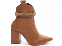 Bota Bico Fino Cano Médio Salto 9cm - Elegância e Conforto em Napa Caramelo com Detalhes Dourados - Calcadospravc | Loja de Calçados