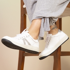 Tênis Feminino Branco e Preto em Couro – Conforto e Estilo para Todas as Ocasiões - comprar online
