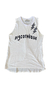 Remera sin mangas blanca de Jazmín Chebar con la inscripción "DISCOTHEQUE" y detalles de rayos en negro.